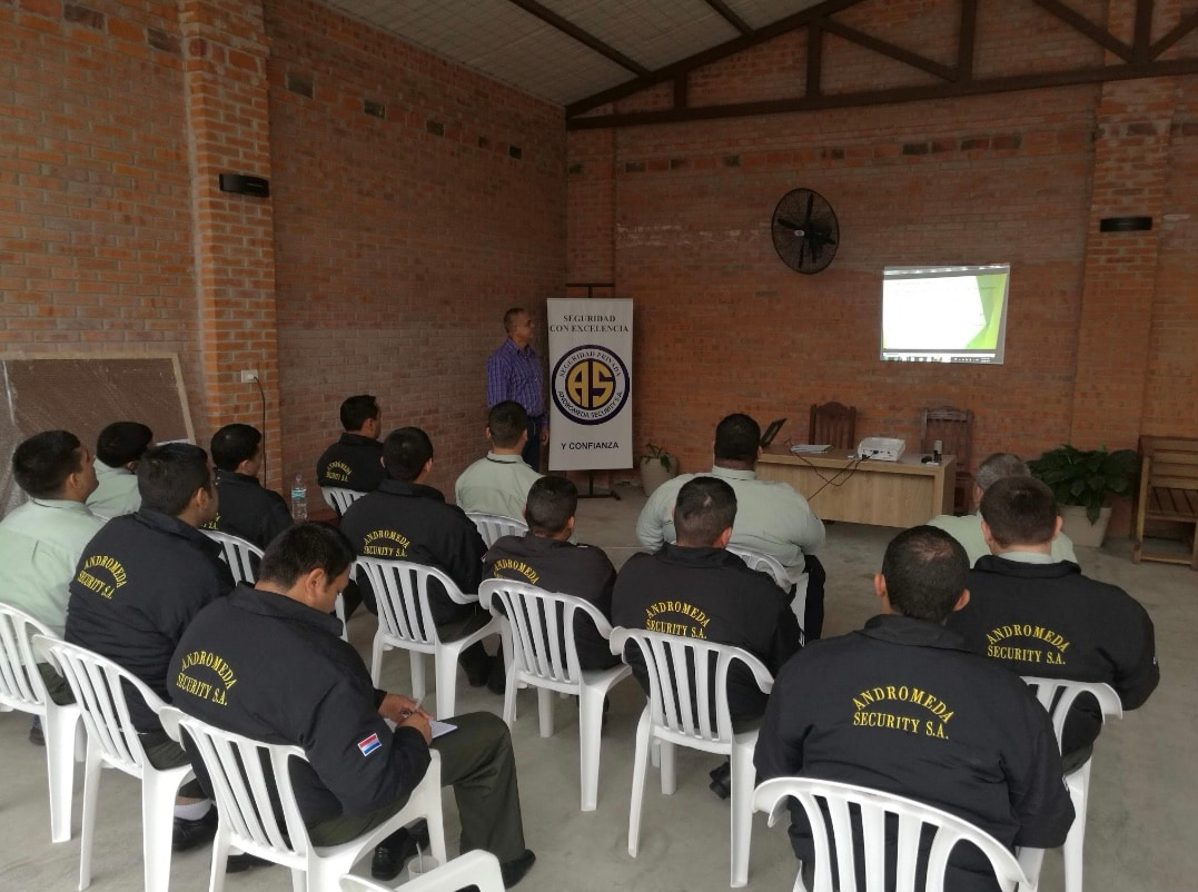 Personal uniformado de Andromeda Security en una charla de capacitación